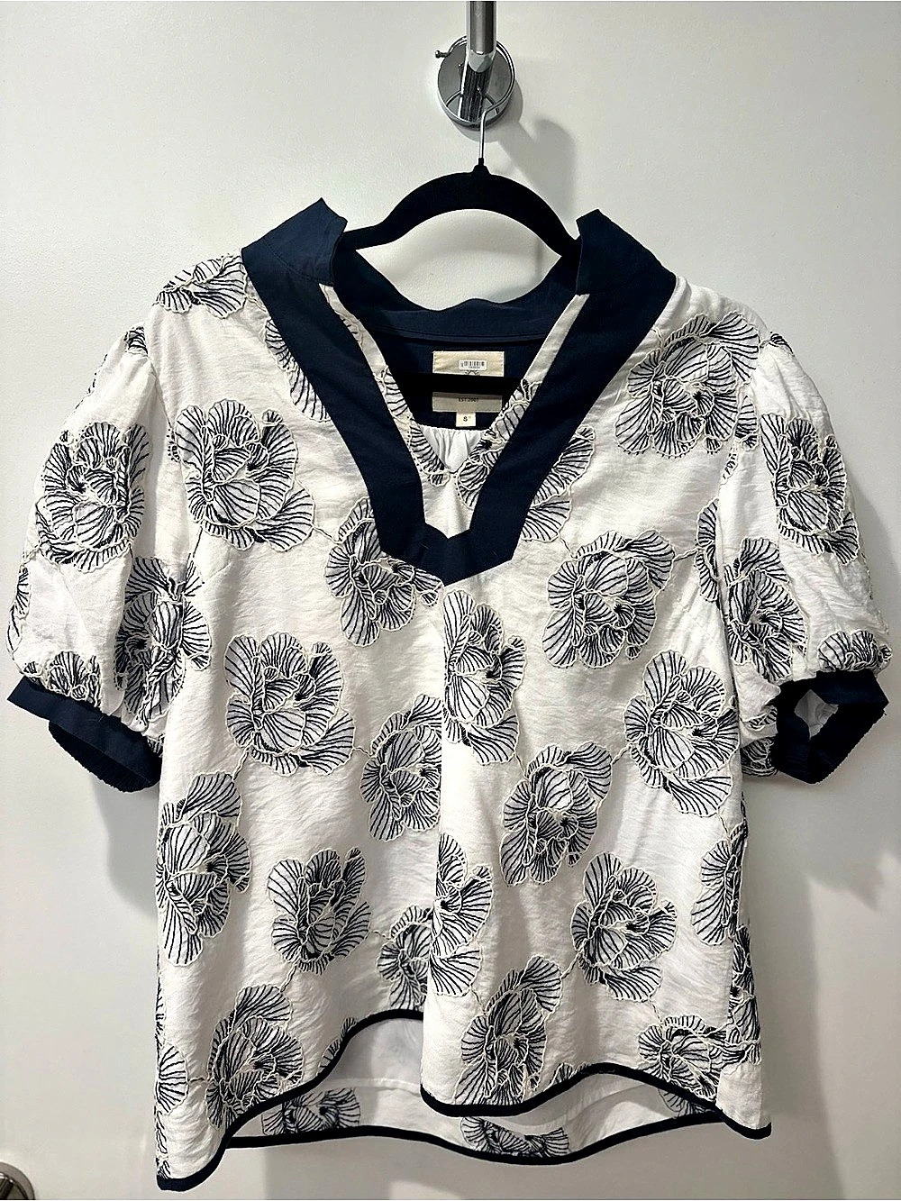 Umgee Embroidered Floral Puff Sleeve Top White & Blue Small